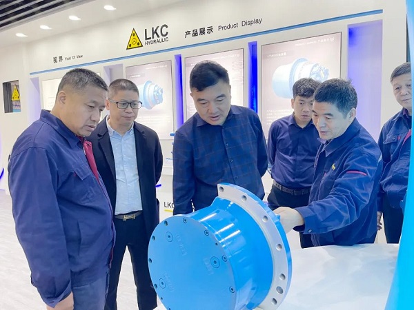 廣州塔山機械、廣州韓川液壓、江蘇靖江新世紀(jì)液壓、無錫密斯特智能裝備制造有限公司一行6人蒞臨力克川參觀交流2.jpg