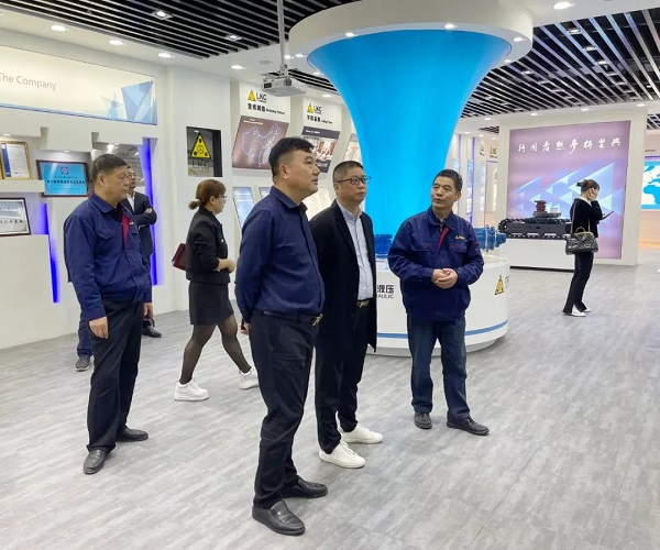 廣州塔山機械、廣州韓川液壓、江蘇靖江新世紀(jì)液壓、無錫密斯特智能裝備制造有限公司一行6人蒞臨力克川參觀交流3.jpg
