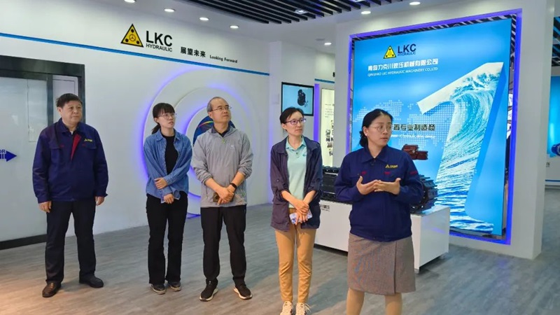 中國工程機械工業(yè)協(xié)會設(shè)備管理與維修分會秘書長周馥隆一行蒞臨力克川液壓參觀指導(dǎo)2.jpg