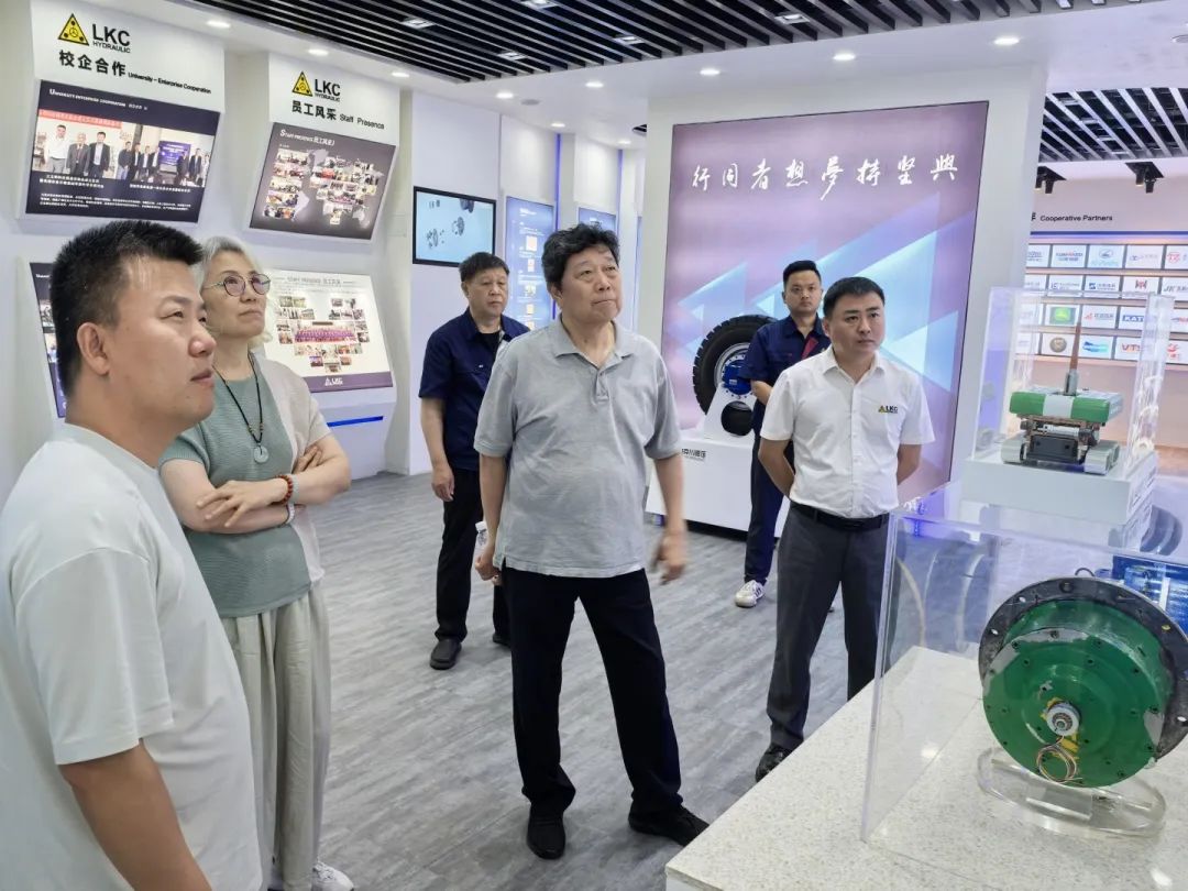 1750402994731970.jpg 中國(guó)液壓氣動(dòng)密封件工業(yè)協(xié)會(huì)理事長(zhǎng)杜旭東一行蒞臨我公司參觀指導(dǎo)1.jpg